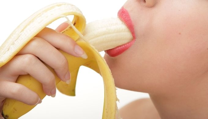 バナナを加える女性